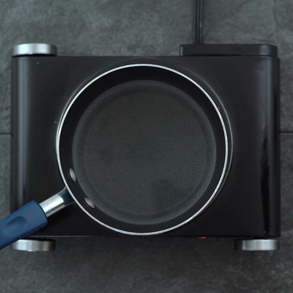 boiling water in sauce pan