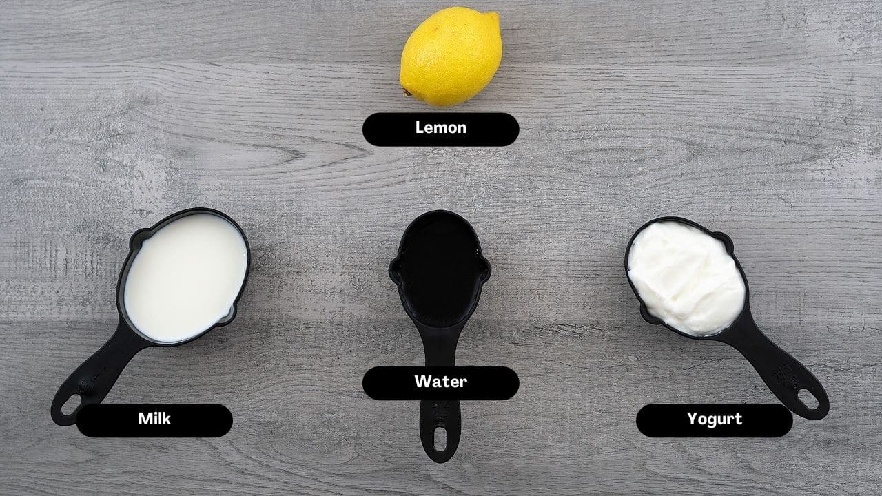 Suero de mantequilla y ingredientes sustitutos del suero de leche en una mesa