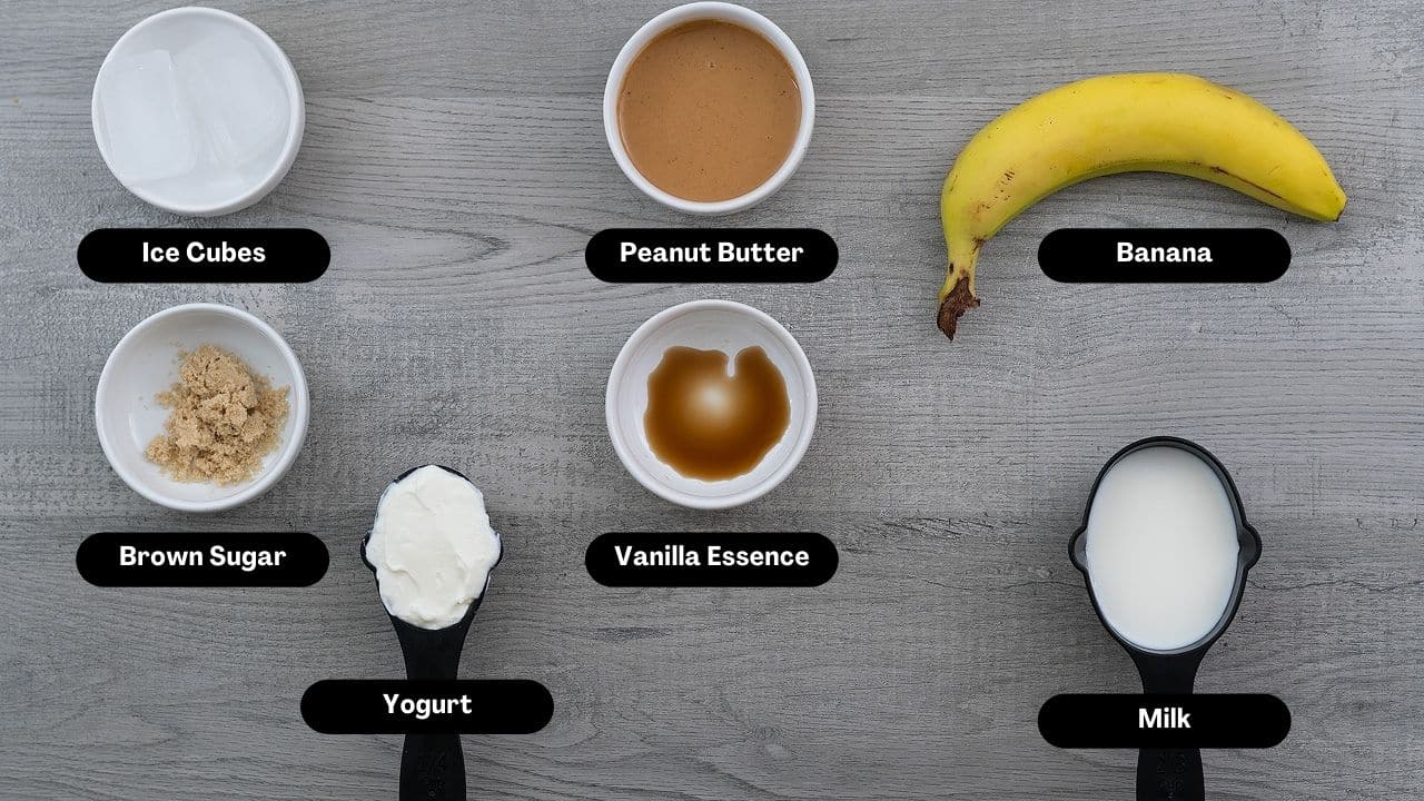 Ingredientes de receta de batido de plátano y mantequilla de maní en una mesa