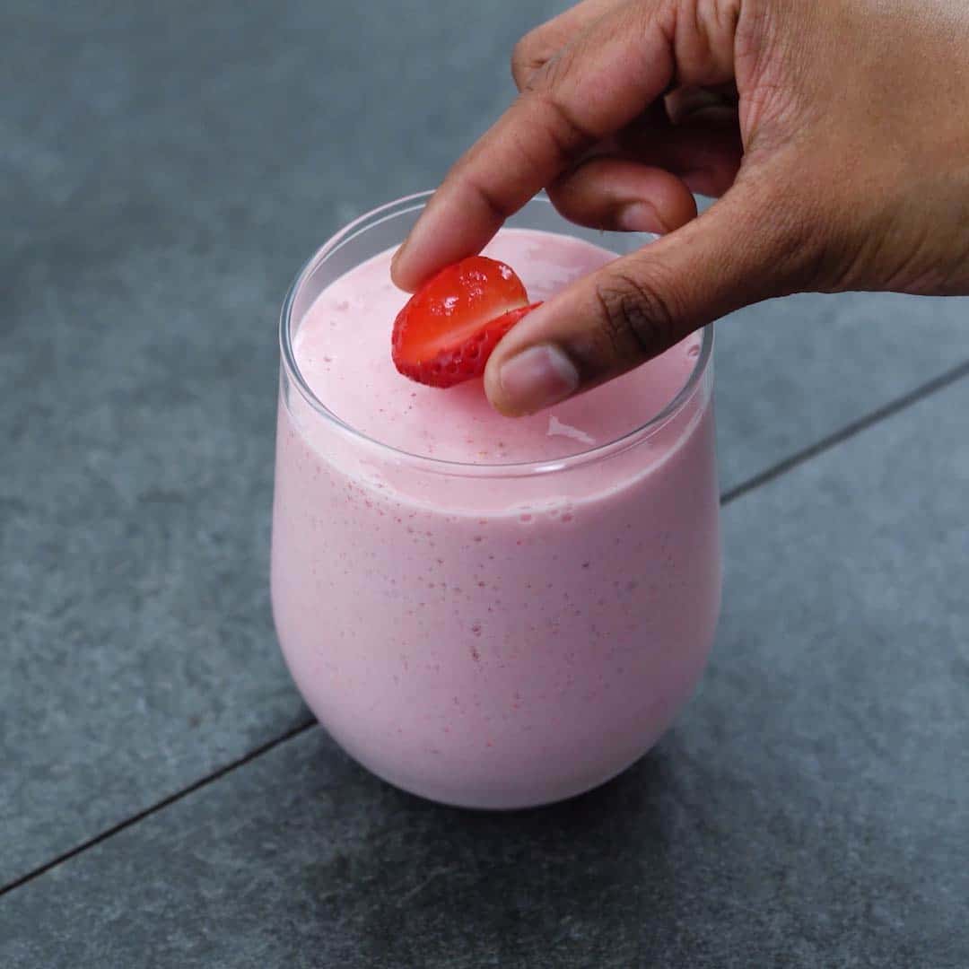 Topping Strawberry smoothie with strawberry slice