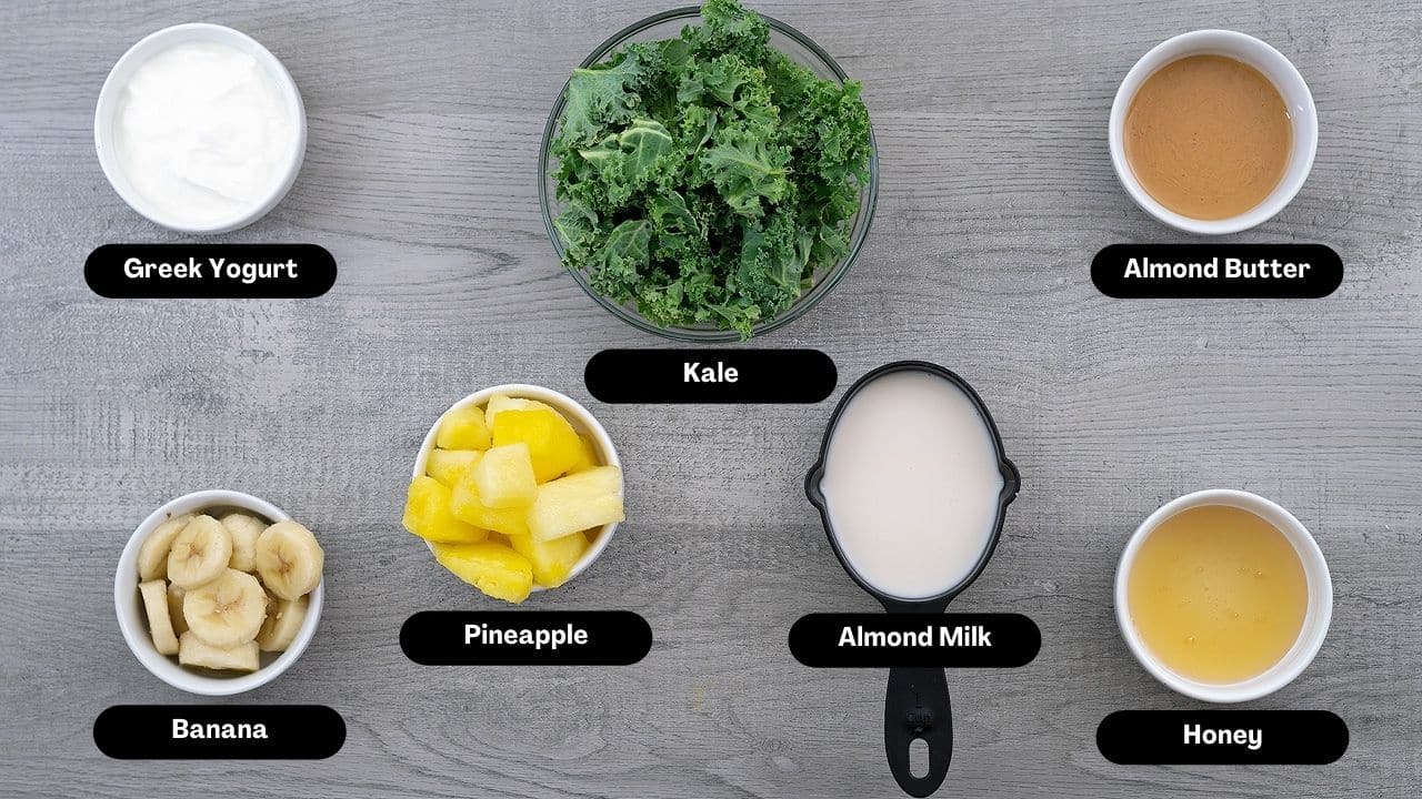 Ingredientes del batido de piña Kale en una mesa