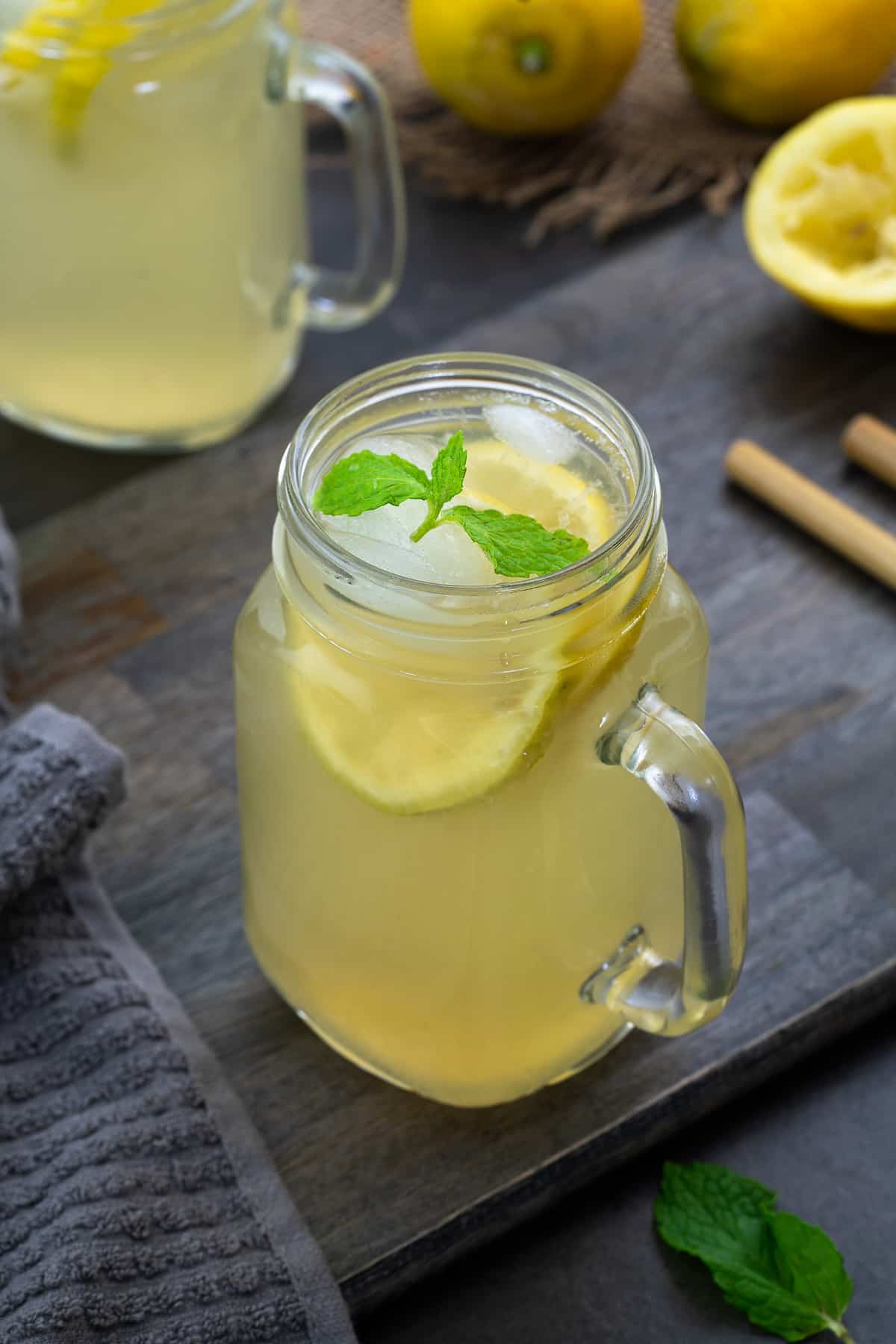 Limonada casera en una taza de vidrio para servir