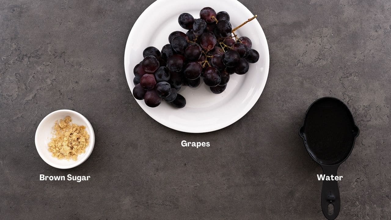 Ingredientes de jugo de uva colocados sobre una mesa