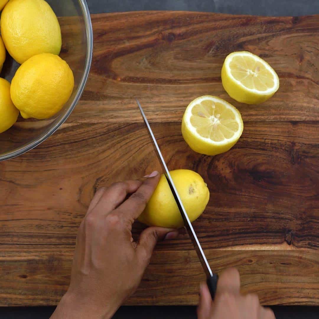 Cortar el limón por la mitad