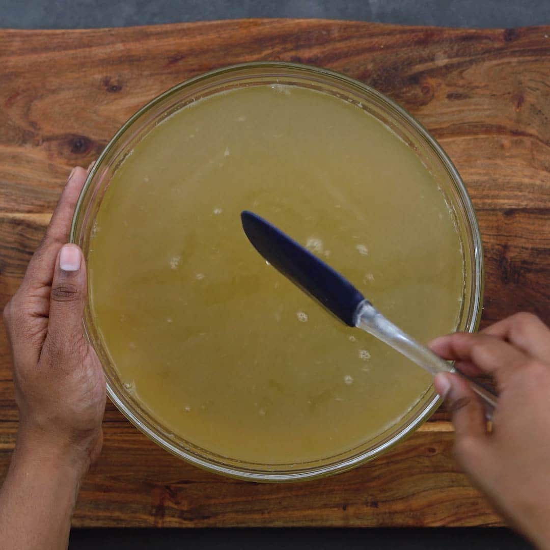 Mezclar la limonada en un bol con espátula