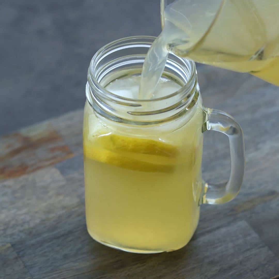 Verter limonada en la taza para servir