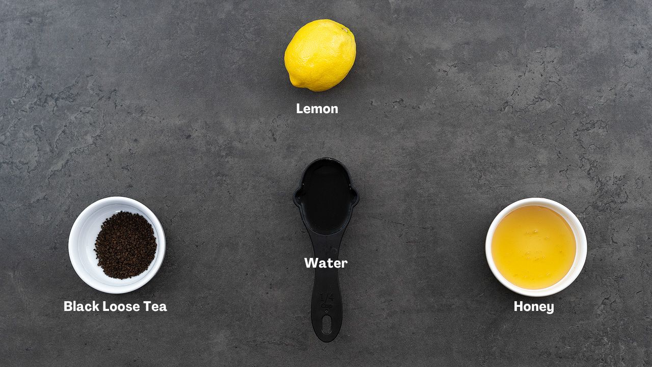 Ingredientes de Honey Lemon Tea colocados sobre una mesa gris