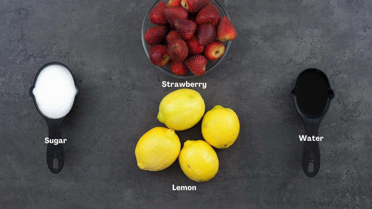 Ingredientes de limonada de fresa colocados sobre una mesa